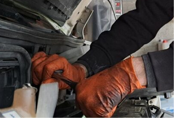 kylliancouveautomobile-hands